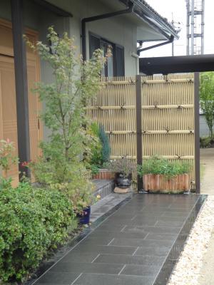 玄関廻りにポイントを 植栽もかねて庭もスッキリ 施工事例 高松市 丸亀市のリフォーム リノベーションならアトリエ住まいるへ 玄関廻りにポイントを 植栽もかねて庭もスッキリ 施工事例 高松市 丸亀市のリフォーム リノベーションならアトリエ住まいるへ