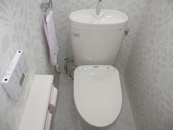 内装も貼り替え、爽やかなトイレ空間へ♪