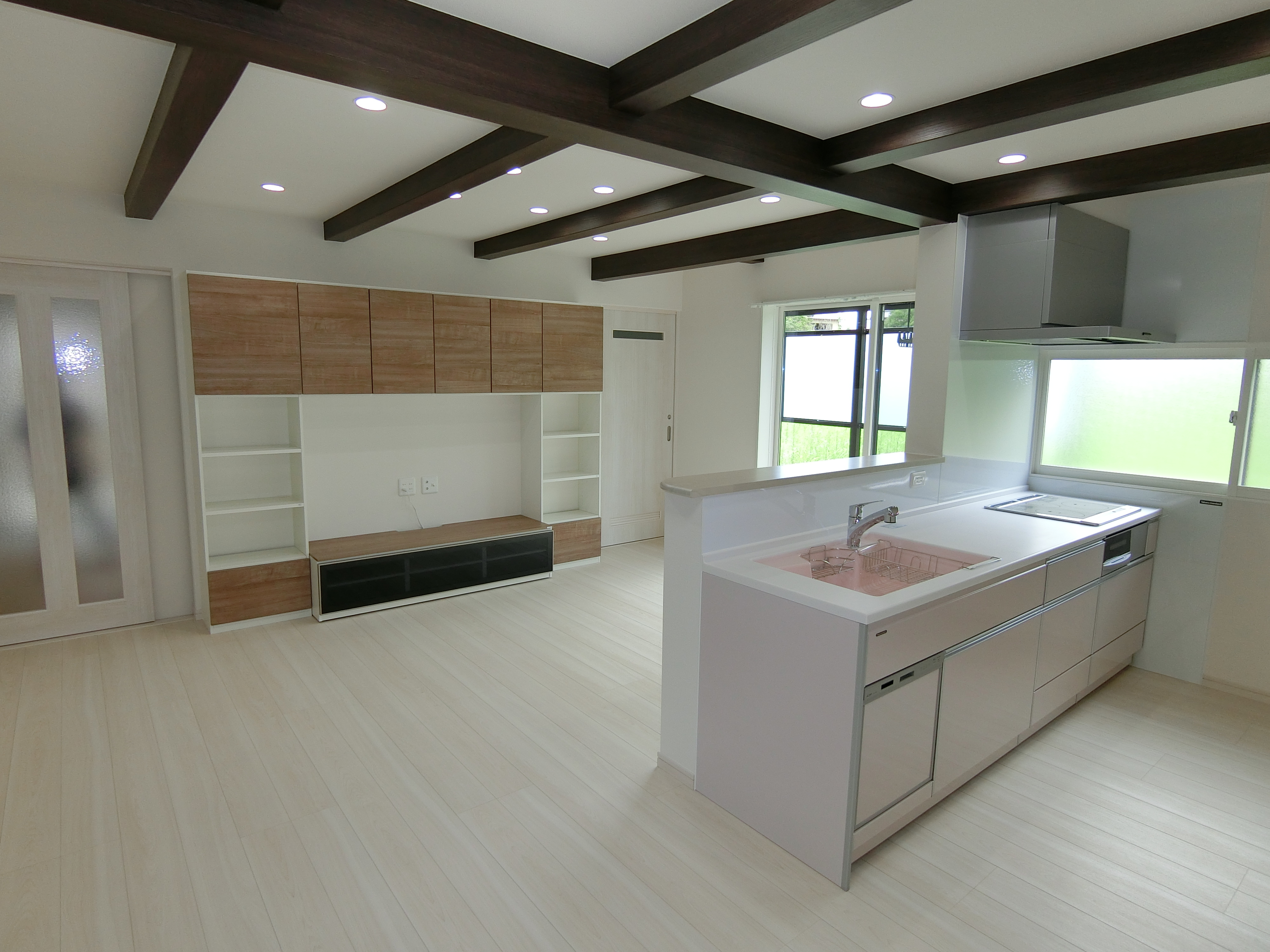 納屋から住居へリノベーション 庭を挟んだ隣の2世帯住宅 高松市 丸亀市のリフォーム リノベーションならアトリエ住まいるへ 納屋から住居へリノベーション 庭を挟んだ隣の2世帯住宅 高松市 丸亀市のリフォーム リノベーションならアトリエ住まいるへ